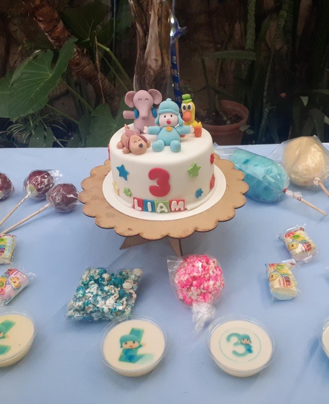 Pastel de caca adornado con figuras de moda en Manzanillo