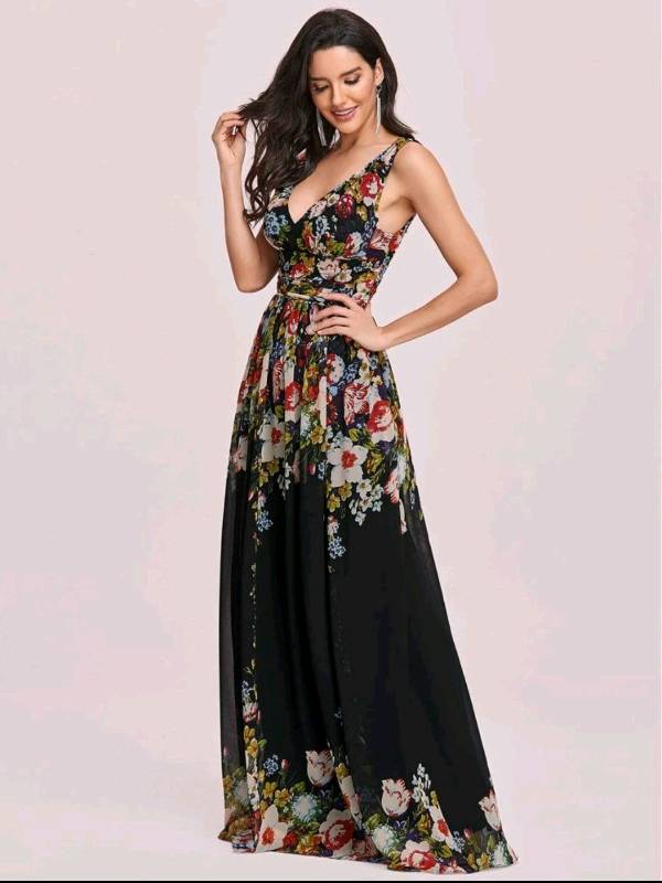 Vestido estampado floral negro con escote en V