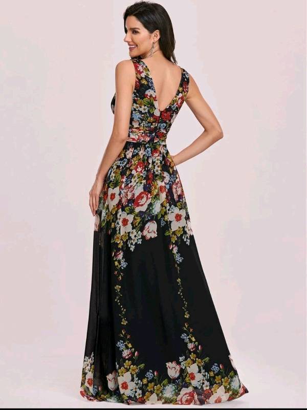 Vestido estampado floral negro con escote en V