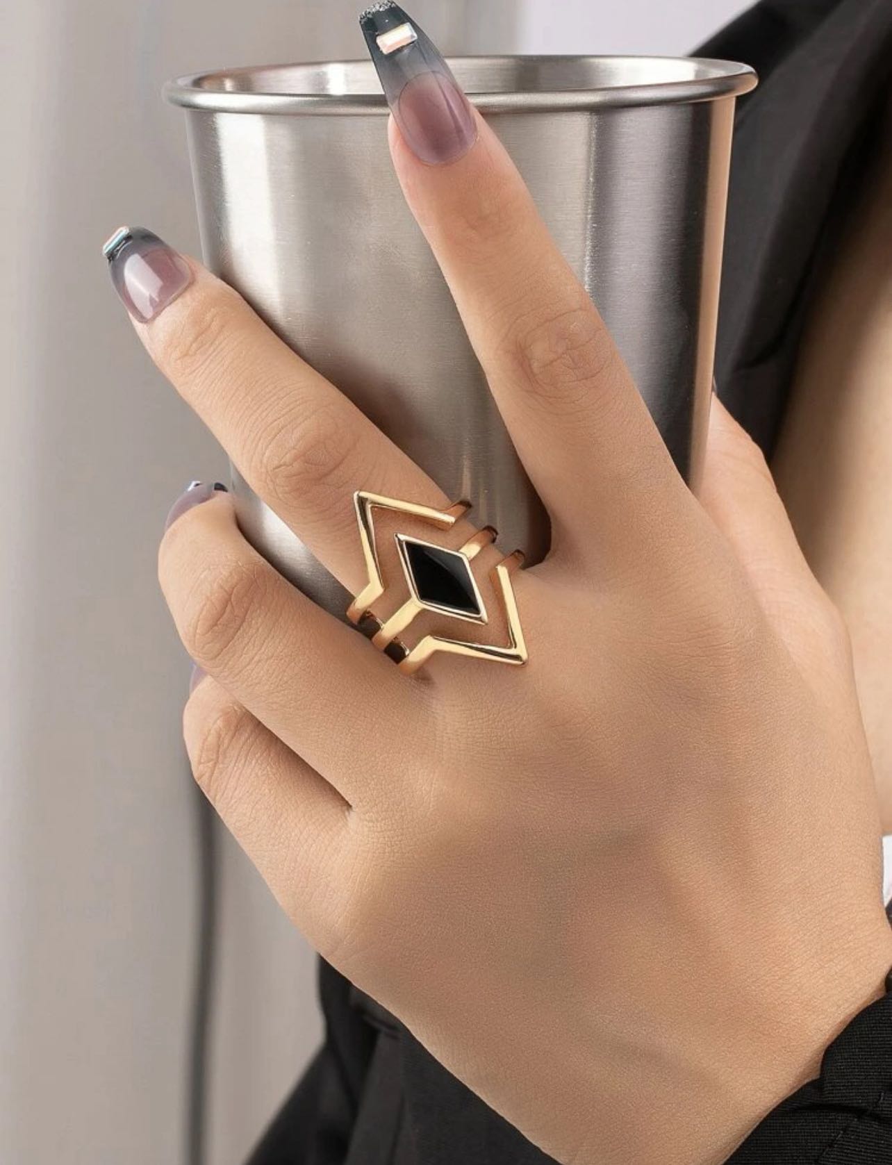 Anillo con diseño geométrico