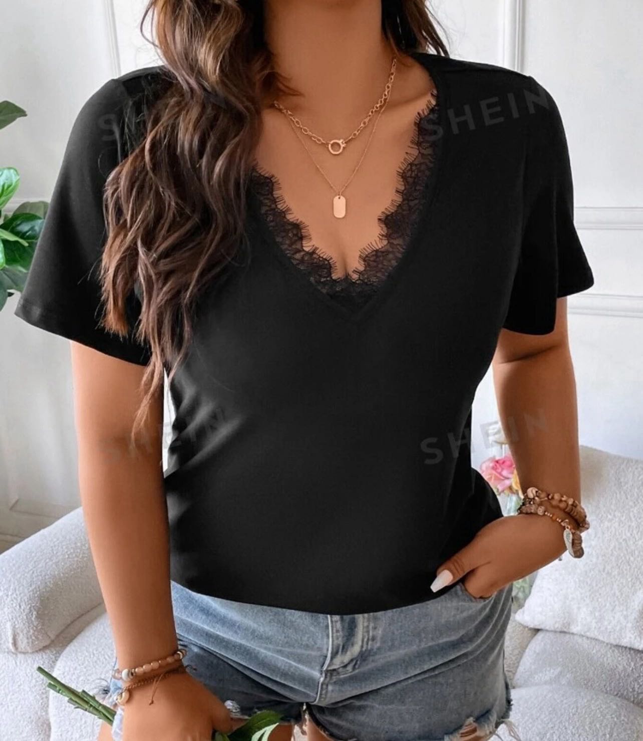 Blusa con cuello en V de encaje negra *