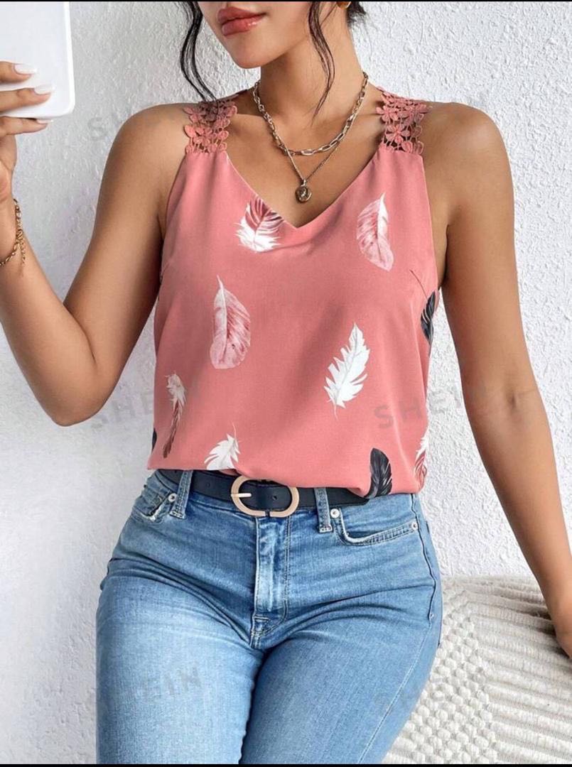 Blusa rosada de pluma 