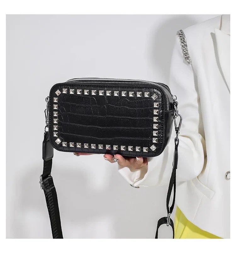 Bolso rock taches negro✨