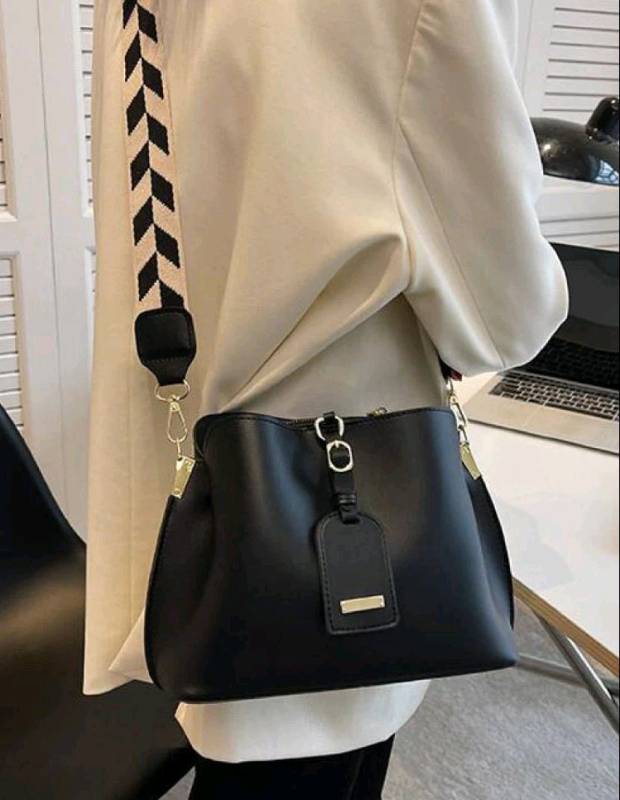 Bolso may negro doble correa✨