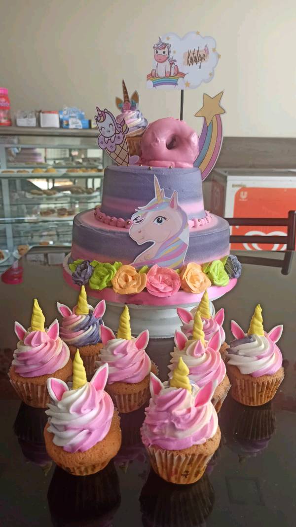 Pastel de libra y media más 8 cupcakes en Sucre