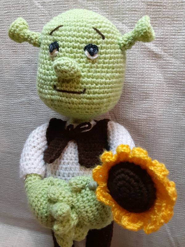 Shrek con girasol en San Fernando,Buenos Aires