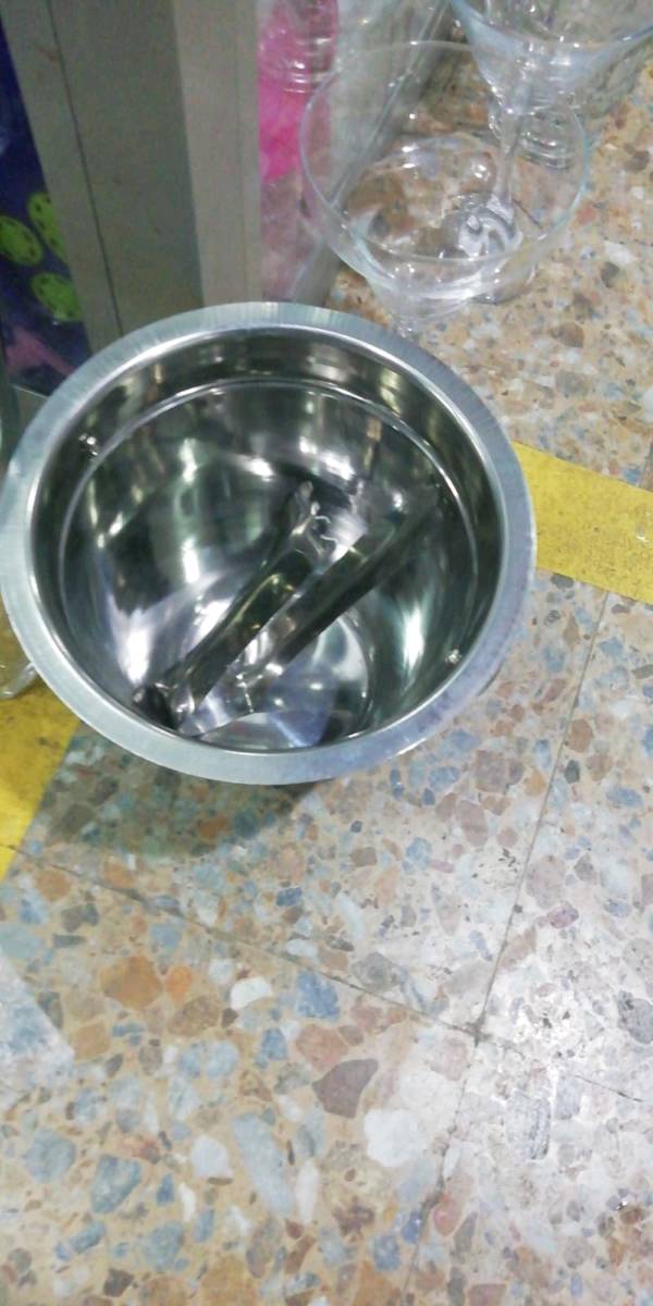 mixing_bowl, strainer, washbasin