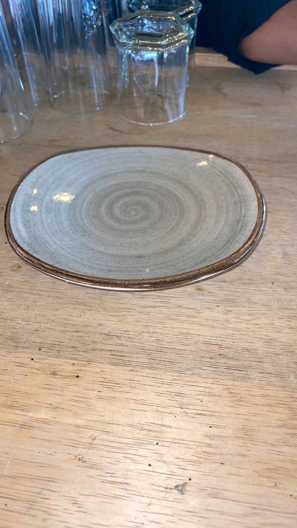 potter's_wheel, microwave, dining_table