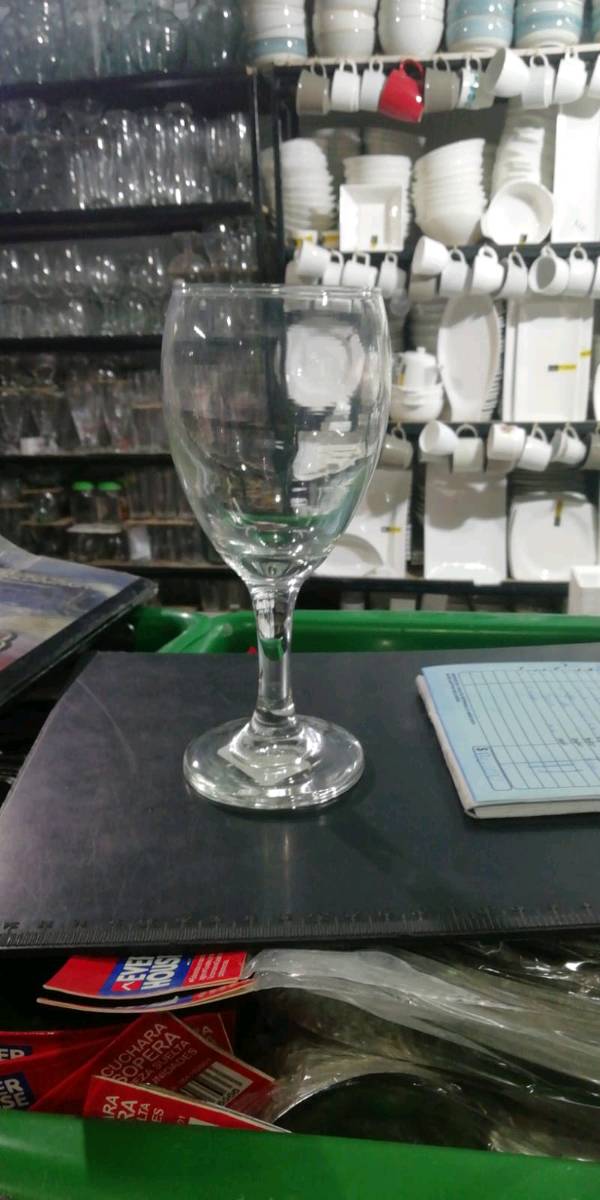 goblet, dining_table, beer_glass