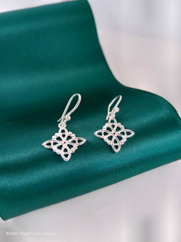 Aretes Nudo De Bruja 20% Off