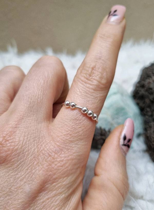 Anillo Antiestrés de Plata con Bolitas Móviles