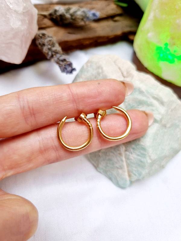 Aretes de Clavo de Acero Dorado