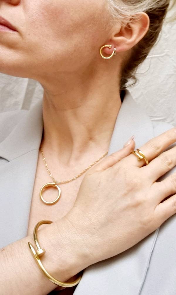 Aretes de Clavo de Acero Dorado