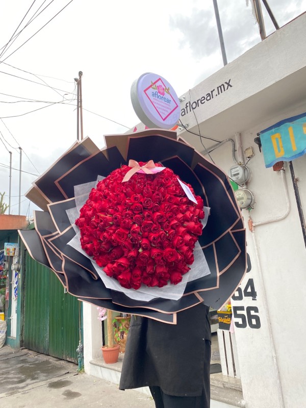 Ramo buchón de 300 rosas ?? en Puebla
