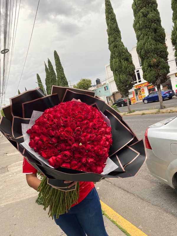 Ramo buchón de 300 rosas ?? en Puebla