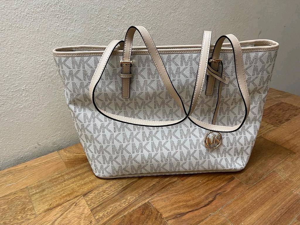 Cartera grande Michael Kors original en Santo Domingo