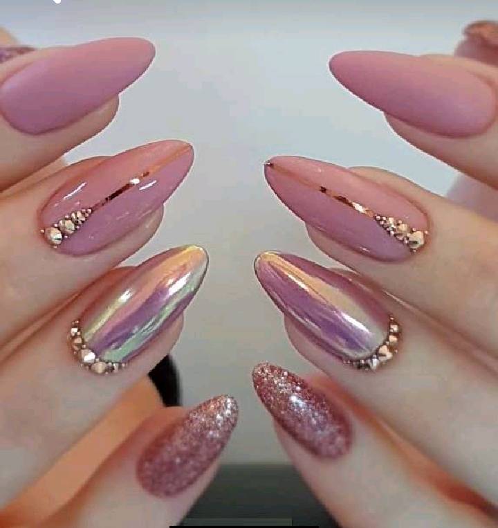 Uñas acrílicas con efecto espejo