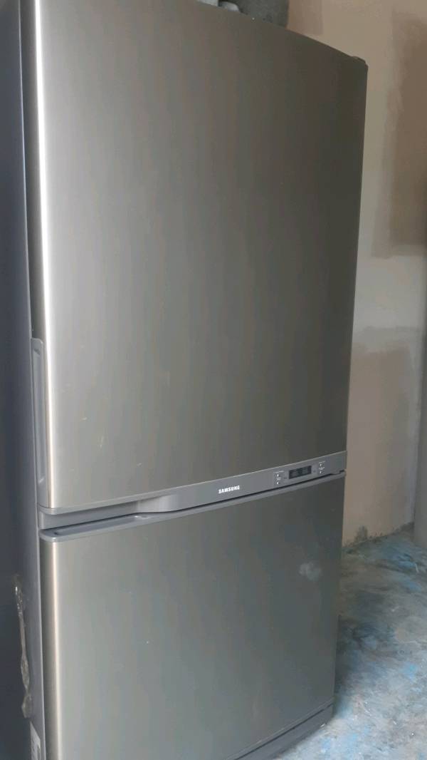Electricista De trato fácil verano Nevera Samsung semi nueva de 2 puertas abajo es el congelador en Villa Tapia