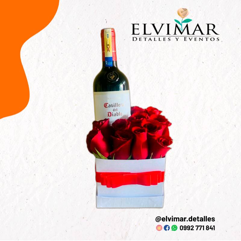 ED3601 - Arreglo floral con rosas y detalle botella de vino en Guayaquil