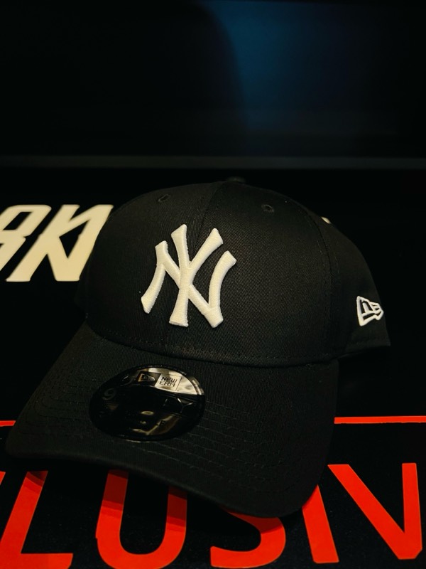 Yankees black and white 