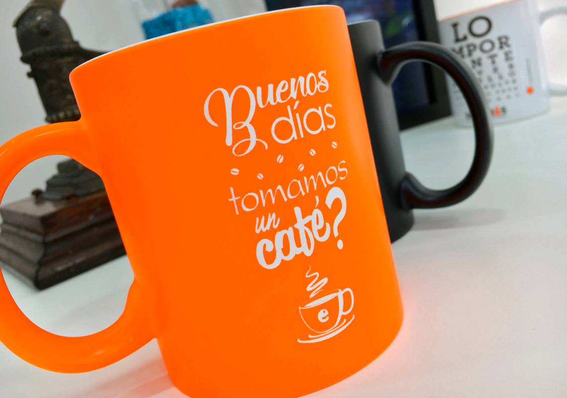 Taza blanca interior a color. Tazas personalizadas venta en Regalos Maray.  Tazas grabado a láser.