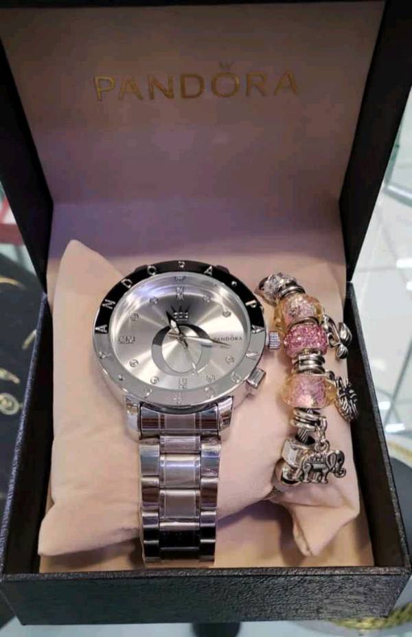 Pandora con Reloj