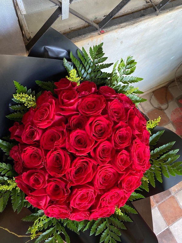Diseño 7. Ramo buchón 40 rosas rojas en Trujillo