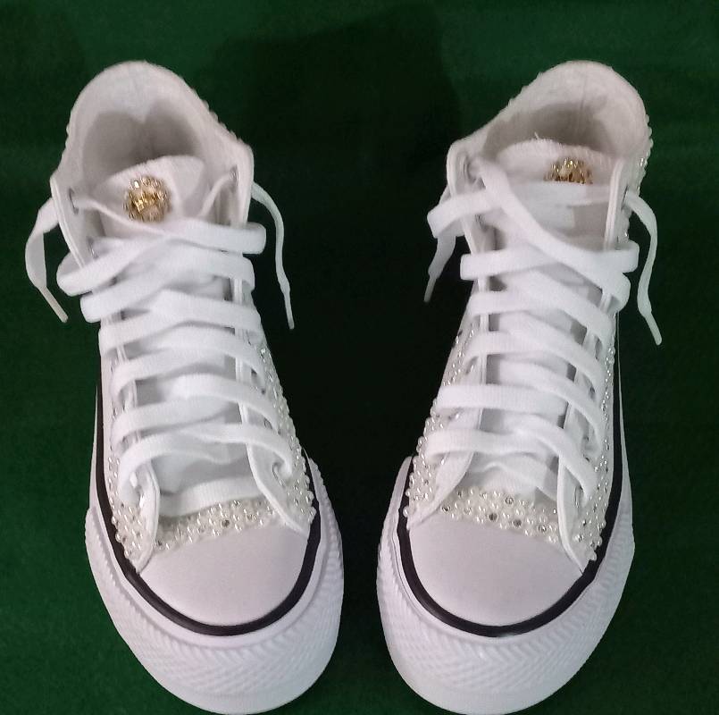Zapatos tipo converse decorados en Caracas