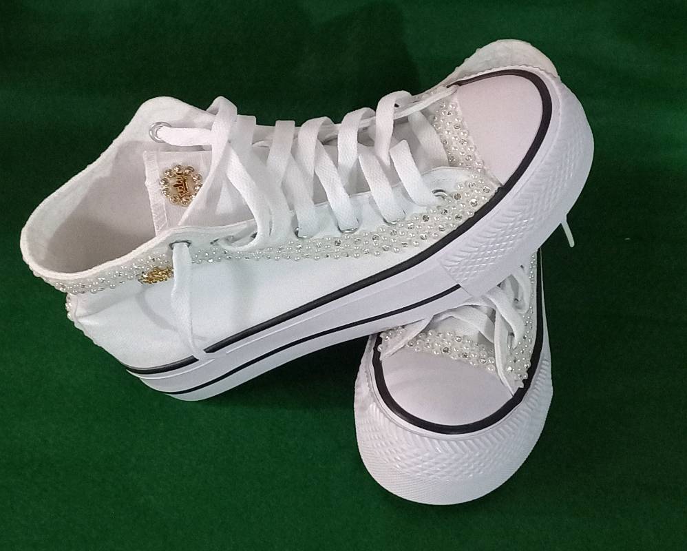 Zapatos tipo converse decorados en Caracas