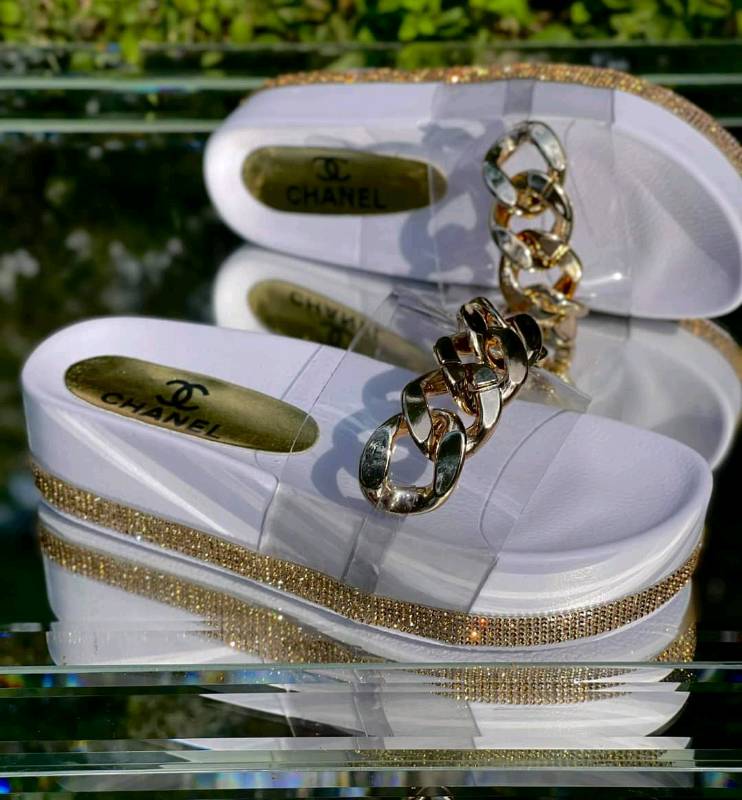 Sandalias blancas y 2025 doradas