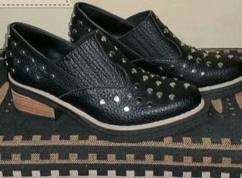 ZAPATOS NEGROS CON TACHAS
