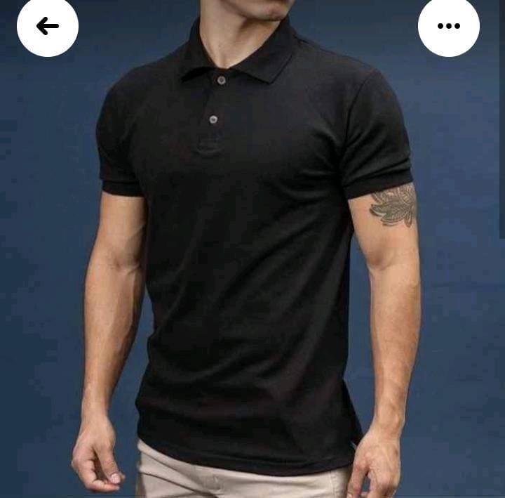 Remera polo negra en Fernando de la Mora