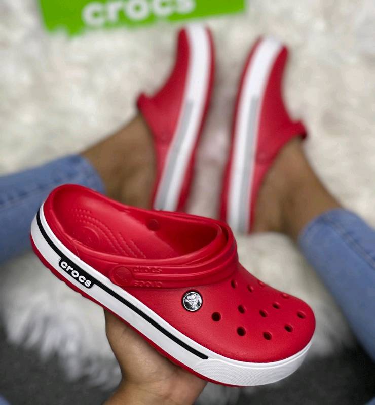 CROCS CLASICAS en Chitr