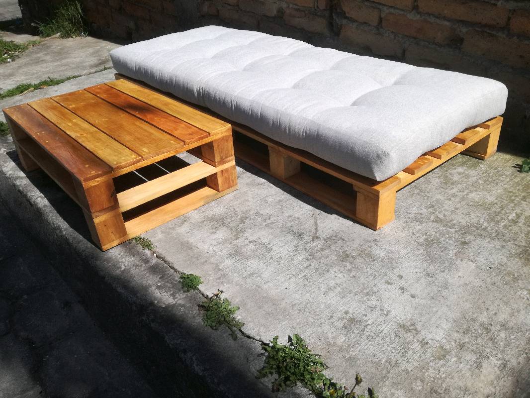 Sala Tipo Lonch con tapiz en PALETS DE PINO en Quito