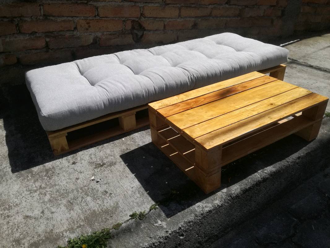 Sala Tipo Lonch con tapiz en PALETS DE PINO en Quito