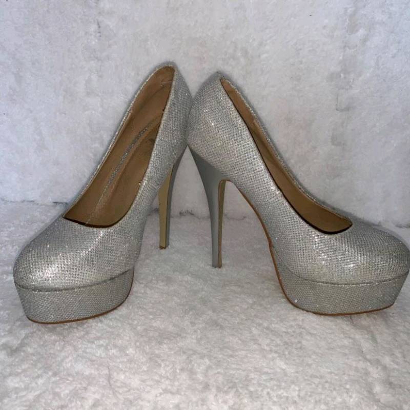 Tacones plateados con brillo sales