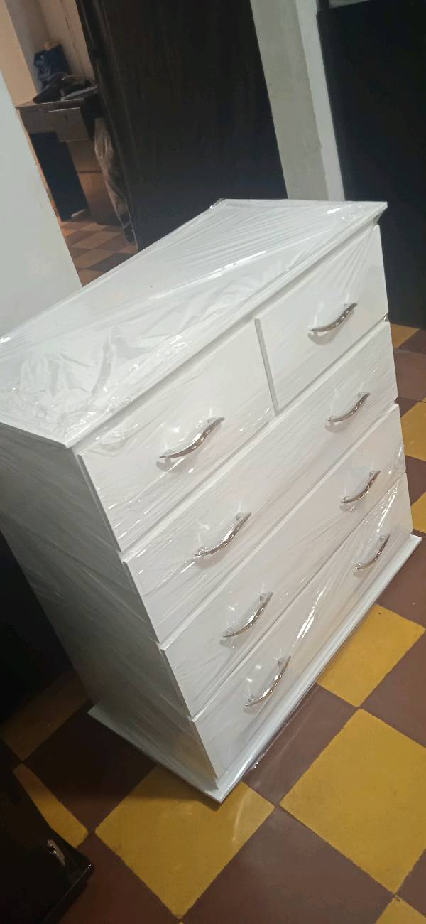 Cajonera blanca en Medellin