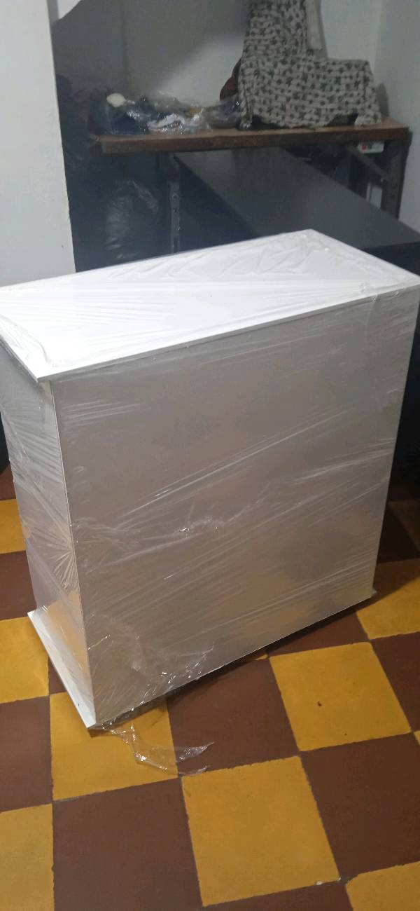 Cajonera blanca en Medellin