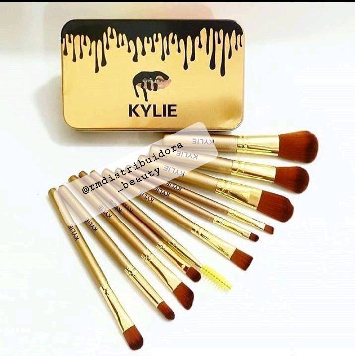 Set KYLIE de 12 Brochas Doradas Estuche de Lata