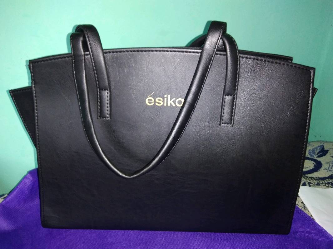 Cartera Esika en Acajutla