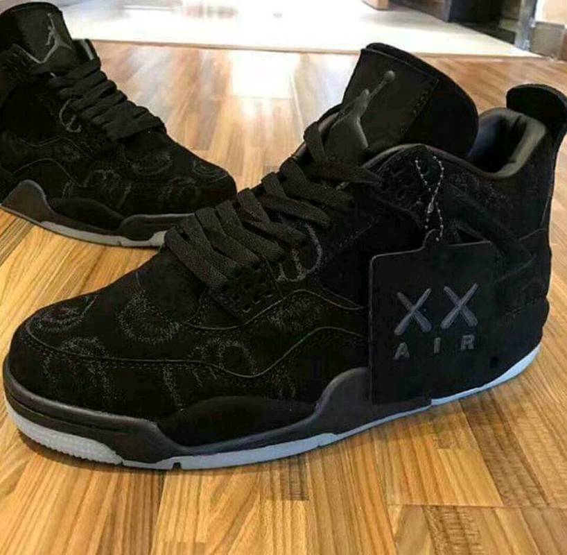 Jordan retro 4 kaws suela que brilla en la oscuridad