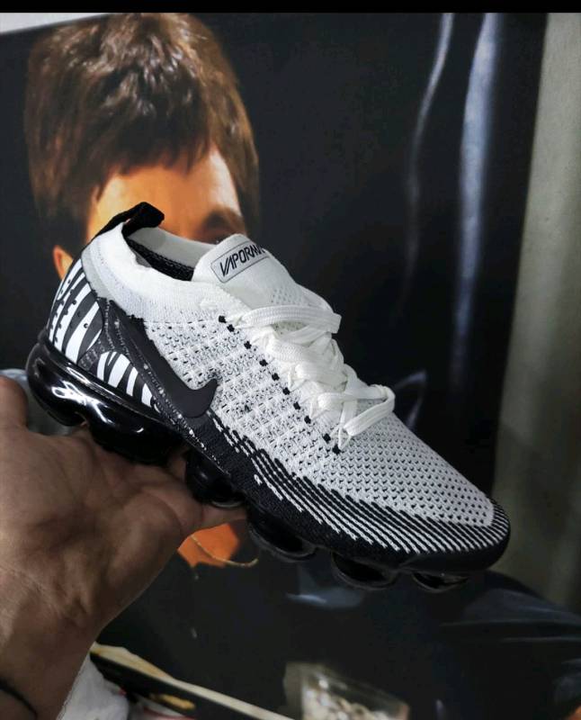 Vapormax blanca negra en Isidro Casanova