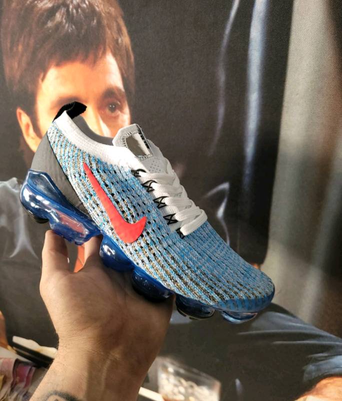 Nike Vapormax celeste pipa naranja en Isidro Casanova