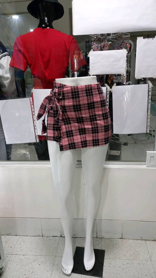 Falda short cuadriculada sale