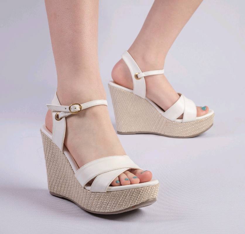 Zapatos con sales taco cuña