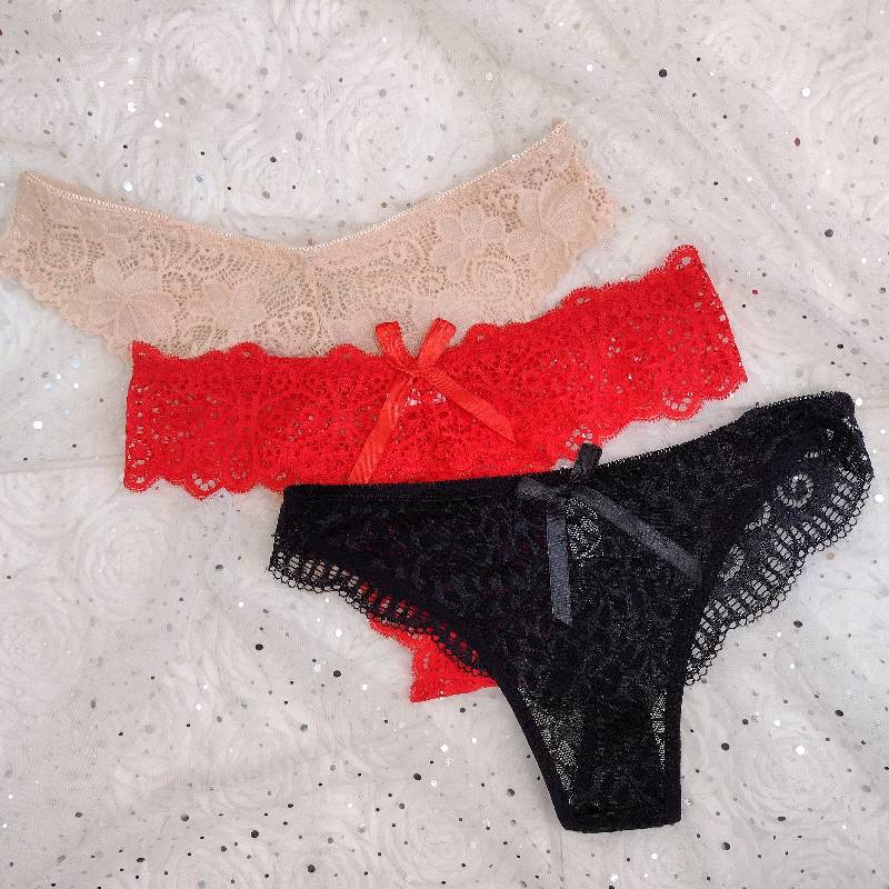 Oyoqlari yoyilgan etuk ayollar