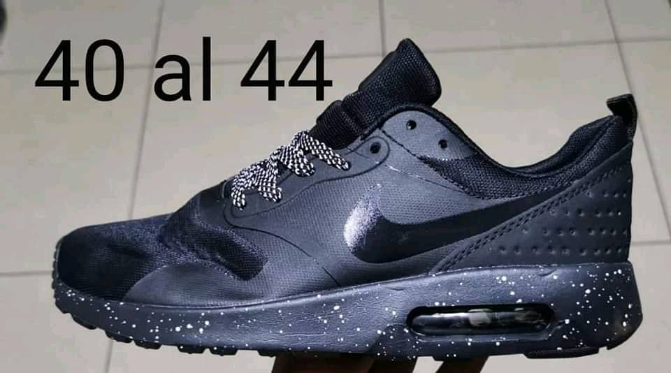 Nike tavas negras deals