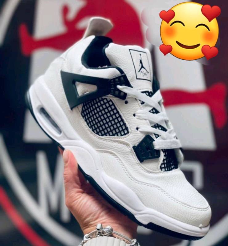 Jordan blancos con 2025 negro