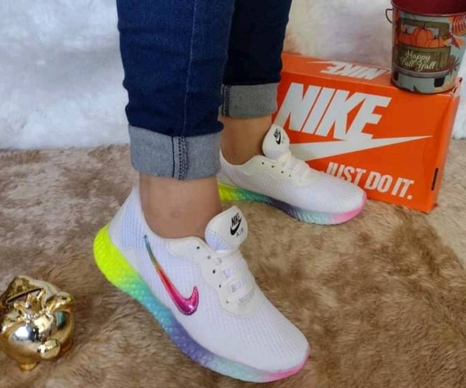 Nike arcoiris top blancos