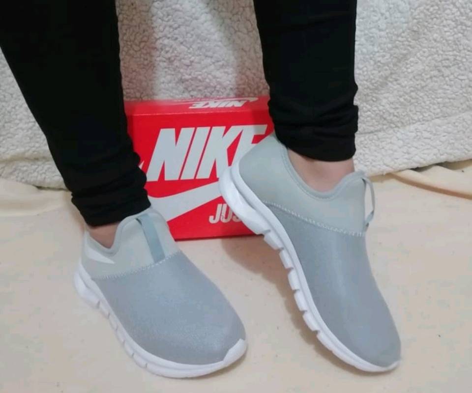 Nike metedera Gris 25.5 26